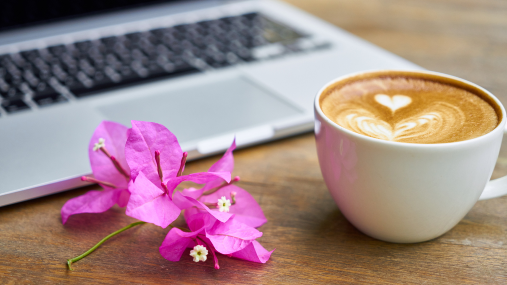 カフェラテと花